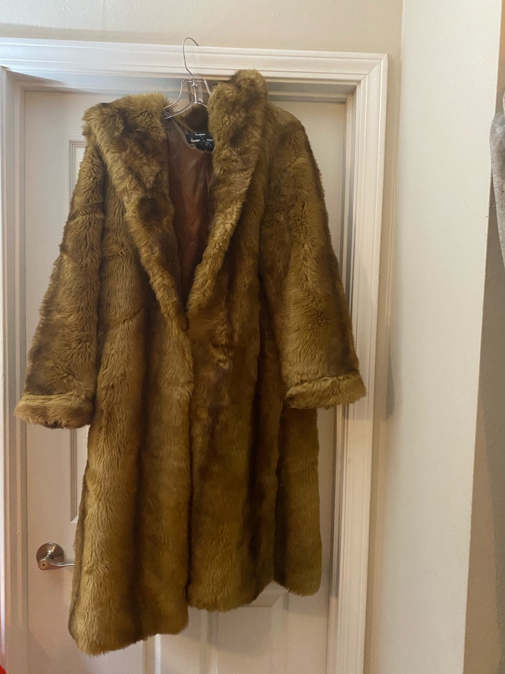 Dennis by Dennis Basso. Women’s Faux Fur Coat. Pockets/Hood/Clasp Close.Petite M